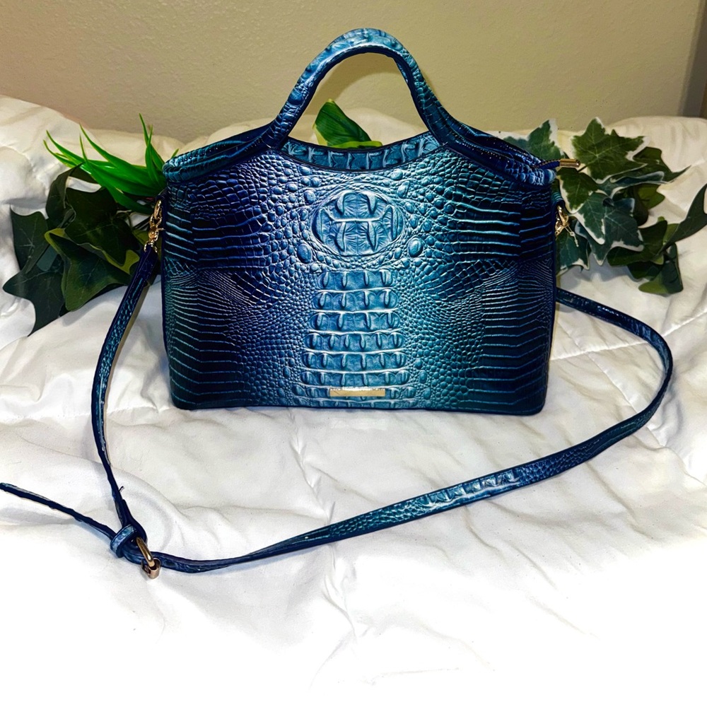 Elegant Blue Crocodile-Embossed Handbag 🩵
